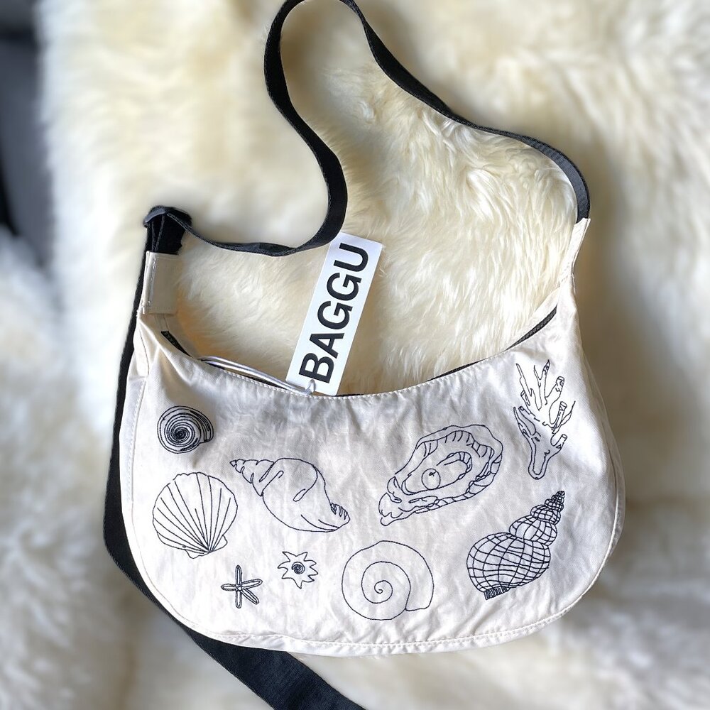 NWT Baggu Medium Crescent Bag - Embroidered Shells
